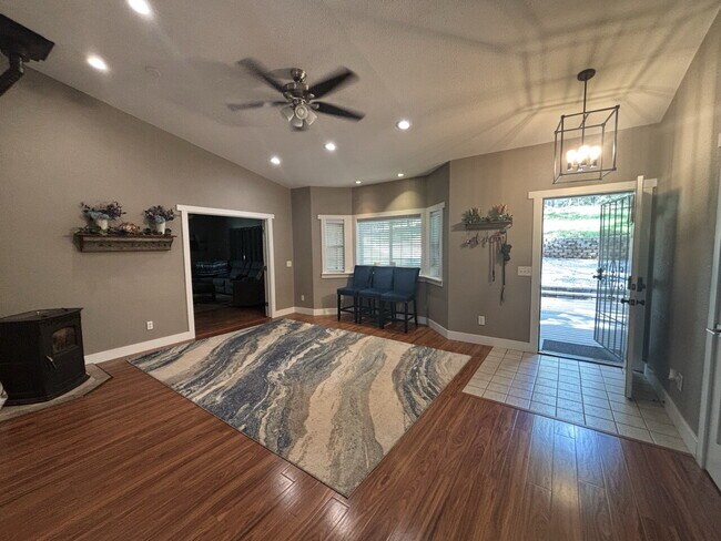 Foto del edificio - Spacious 2,048sf 3-bed home on acreage in Garden Valley!