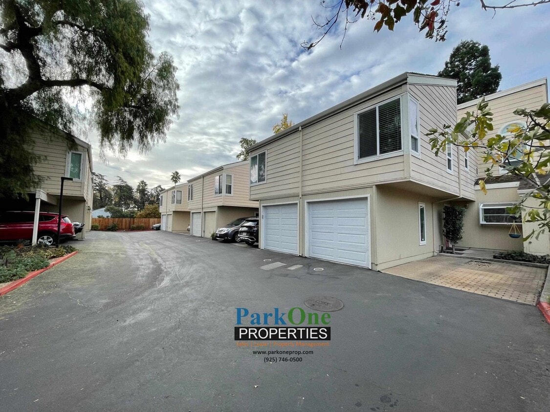 Foto principal - Great Townhouse Now Available in Concord!