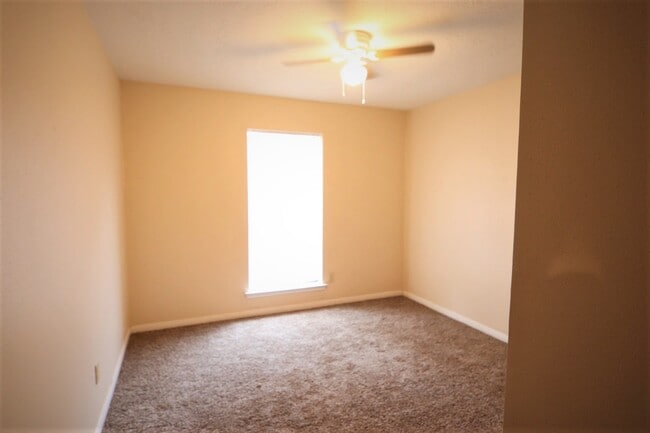Foto del edificio - 5855 Baird St