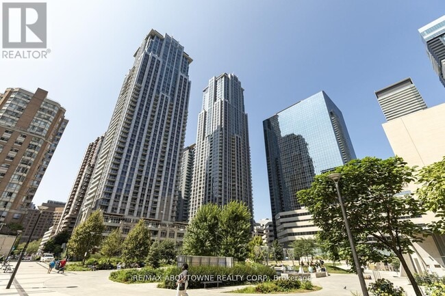 Building Photo - 761 Bay St.