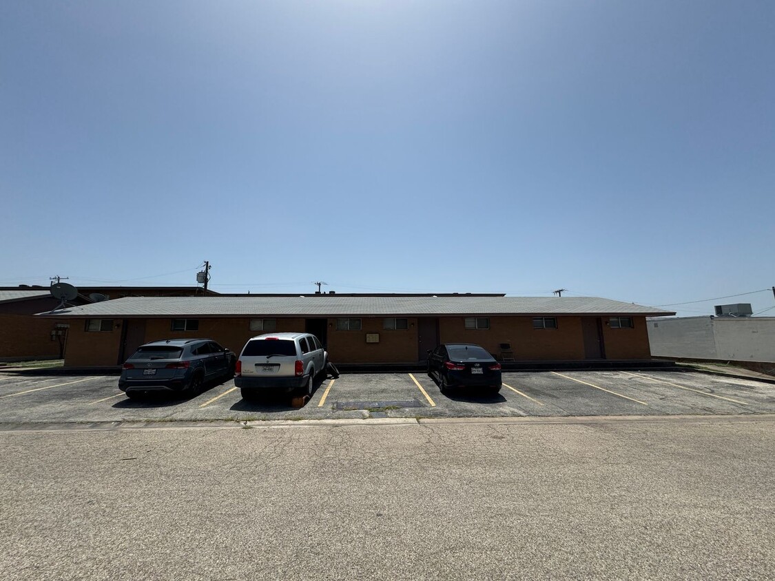 Building Photo - 808 Safady Ave