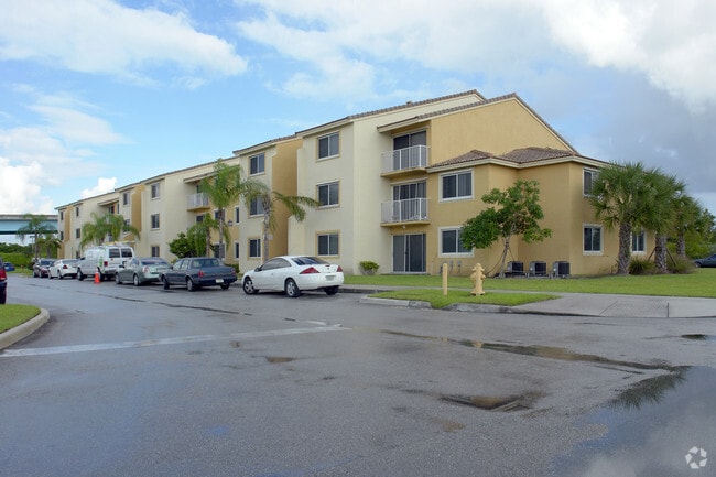 Exterior Photo - Ernie Martin Villas