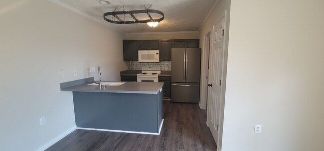 Building Photo - New Listing