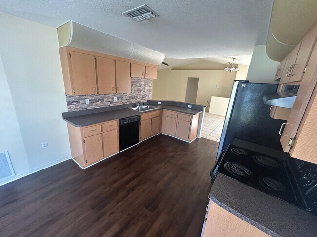 Foto del edificio - THREE BED TWO BATH TWO CAR GARAGE.