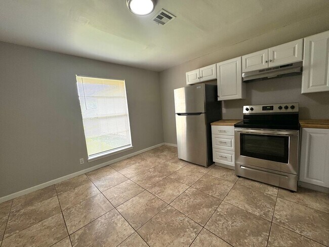 Foto del edificio - 3 bedroom 2 bathroom Duplex!