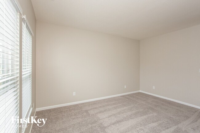 Building Photo - 6292 N Woodhaven Dr