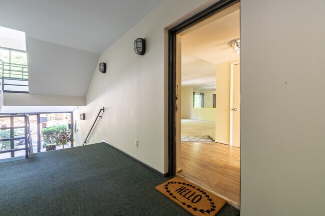 Puerta principal y puerta de acceso al apartamento. - 6903 Jones View Dr