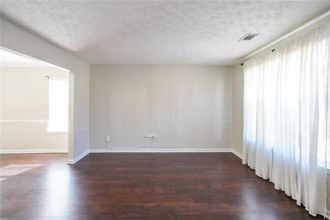 Foto del edificio - 2470 Skylars Mill Way