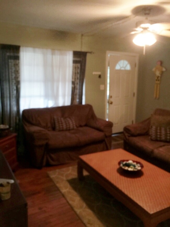 Foto del edificio - 3/2.5 House with large yard walking distan...