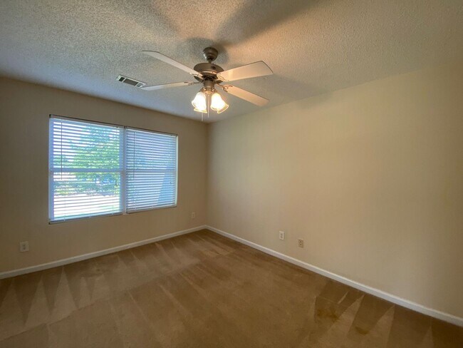 Foto del edificio - PRE-LEASING FOR AUGUST 2025!  1/2 OFF SECU...