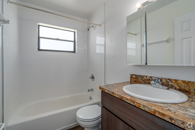 2BR, 1.5BA - 877 SF - Regents Park