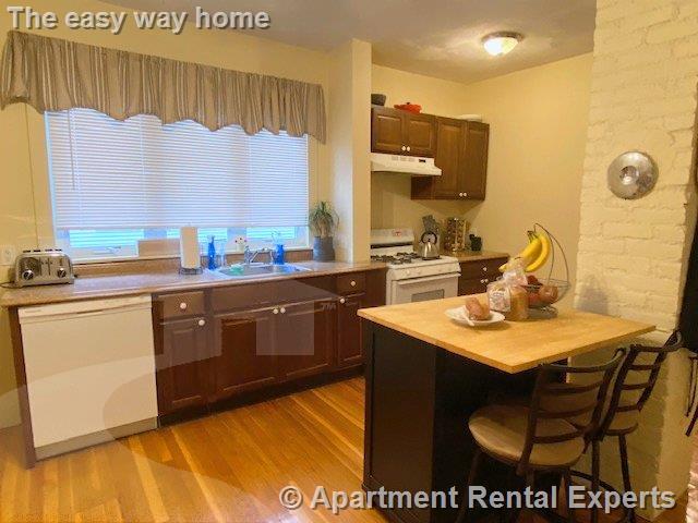 Foto del edificio - Large 5 room Two Bed * 2 Parking * Laundry...