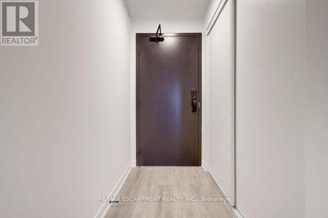 Photo du bâtiment - 4878 Powers Cmn