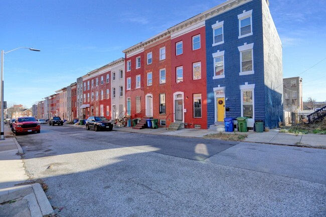 Building Photo - Charming Colonial Style Townhome