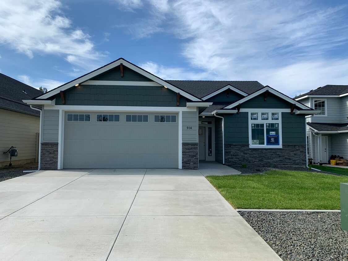 Foto principal - Brand New 3 Bedroom 2 Bath Home convenient...