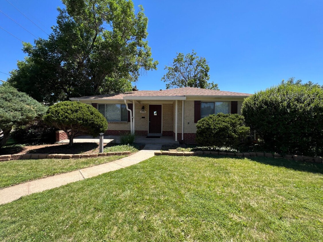 Foto principal - Mid Century Modern Ranch in Virginia Village!