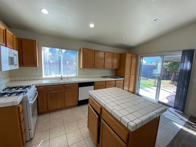 Building Photo - Charming Home with a Large Lot