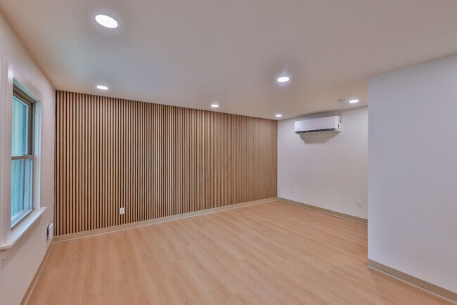 Foto del edificio - Modern Remodel with Designer Finishes | All Utilities Included