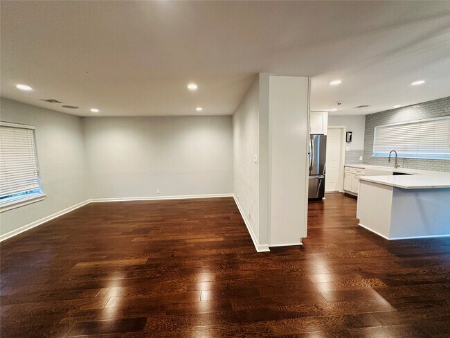 Foto del edificio - 9758 Cedardale Dr