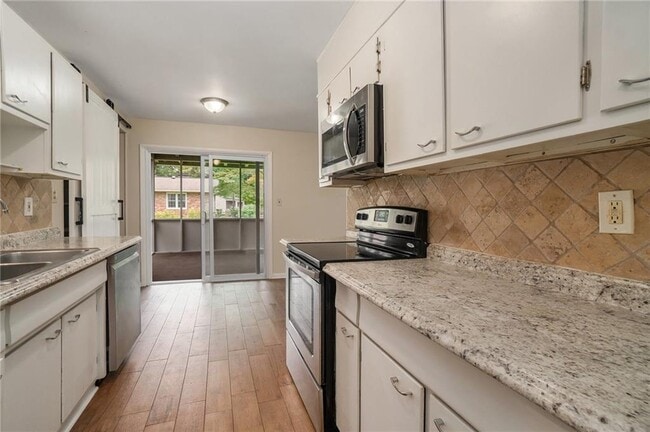 Foto del edificio - 1225 Laurel Hill Dr