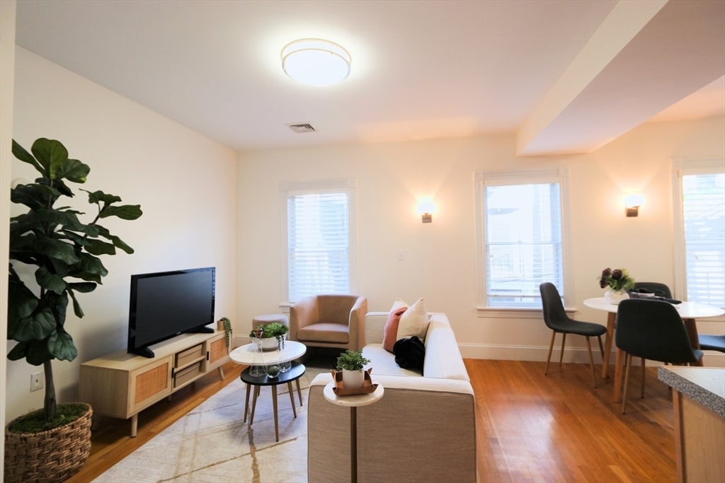 Foto principal - 296 W 3rd St