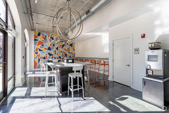 Estudio de arte y bar café - The Blake