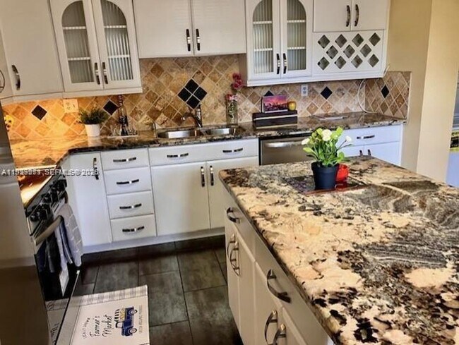 Foto del edificio - 3910 Inverrary Blvd