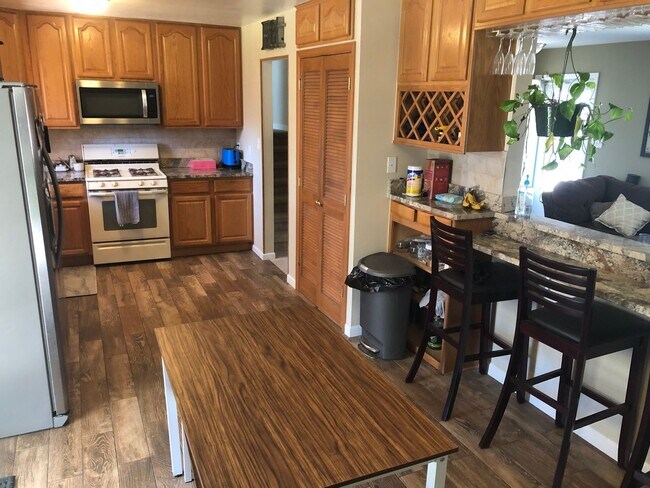 Foto del edificio - $0 DEPOSIT OPTION. SPACIOUS TRI-LEVEL HOME...