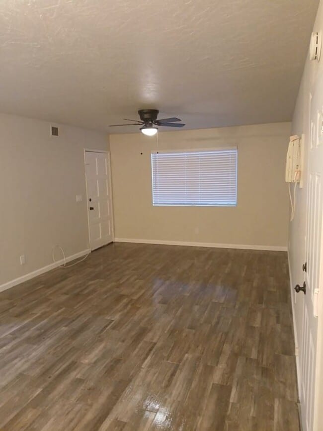 Building Photo - 2 Bed 1 bath