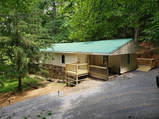 Building Photo - Sevierville 37876 - Fully Furnished, 3 bed...