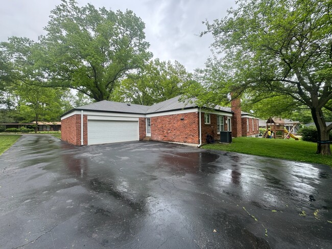 driveway w/2 car garage - 14060 Agusta Dr