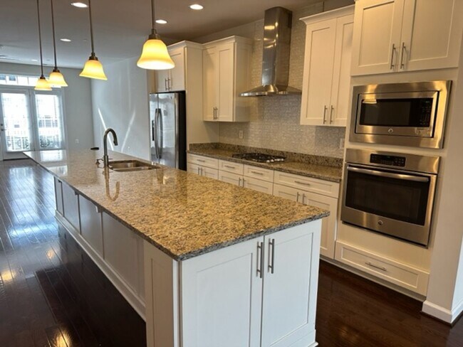 Foto del edificio - Gorgeous 4-Bed 3.5-Bath Townhouse next to ...