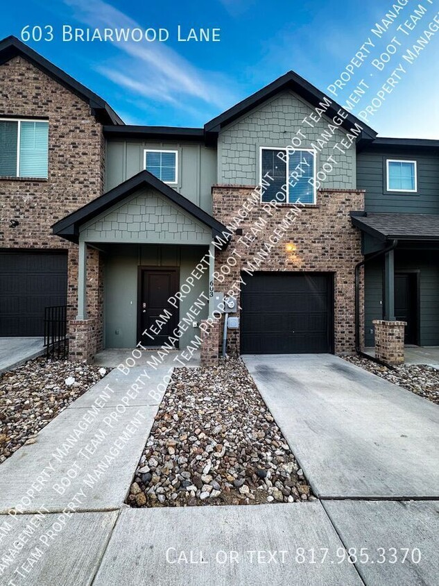 Foto principal - Modern 2022-Built Townhome with Fenced Yar...