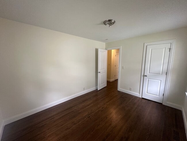Foto del edificio - Large 1 bedroom side by side w/ LOTS Of UP...