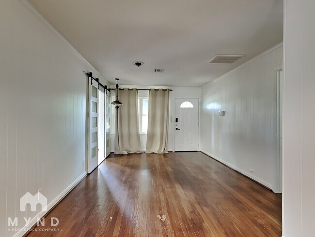 Foto del edificio - 6907 Schiller St