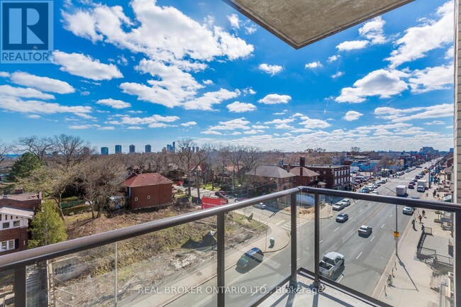 Building Photo - 2118-2118 Bloor St W