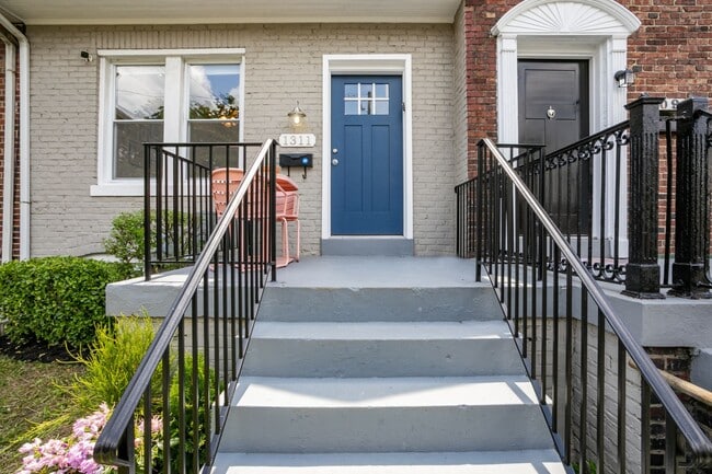 Building Photo - Newly Upgraded 4 BR / 3.5 Bathroom Townhom...