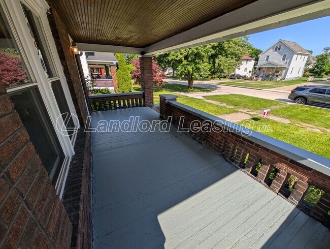 Foto del edificio - Charming 2-Bedroom Brick Home with Covered Porch