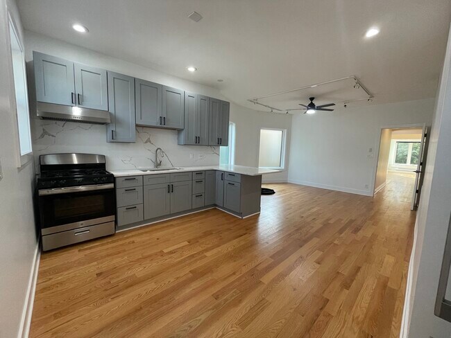 Kitchen - 4833 N Central Park Ave
