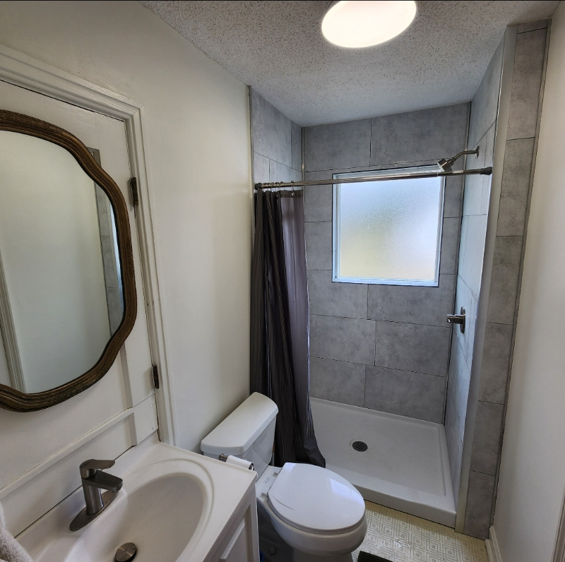 Building Photo - 2413 Cres Club Dr