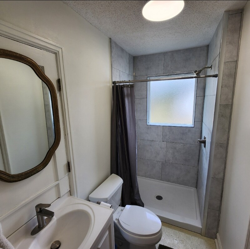 Foto del edificio - 2413 Cres Club Dr