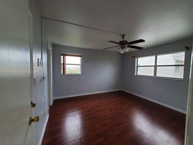 Foto del edificio - 8280 Sunrise Lakes Blvd