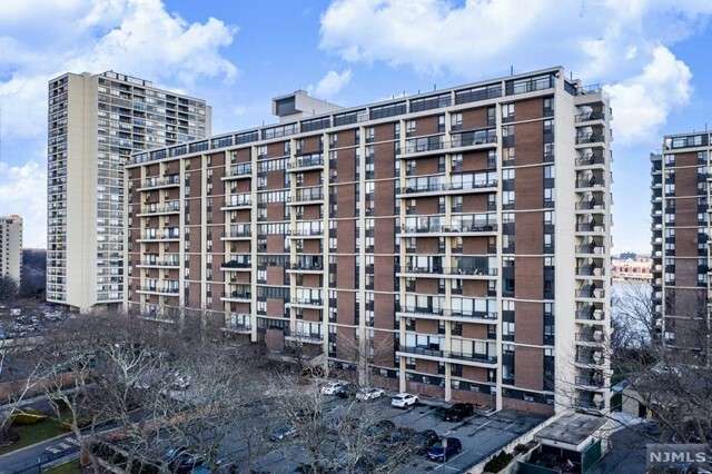 Building Photo - 2 Horizon Rd