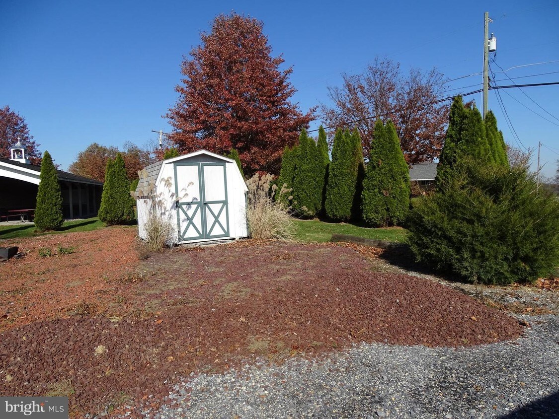 Primary Photo - 7031 Lincoln Way W