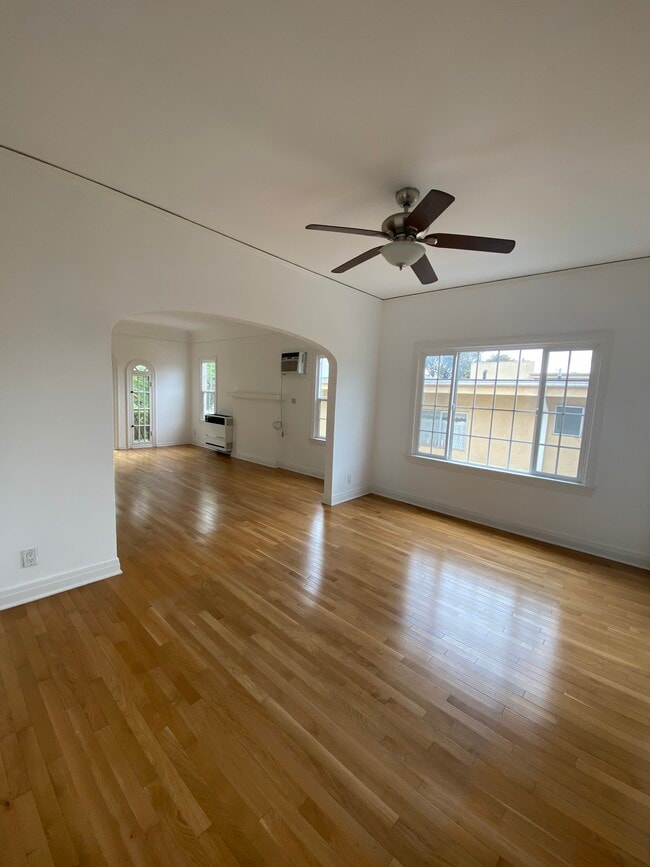 Building Photo - 735 N Hayworth Ave