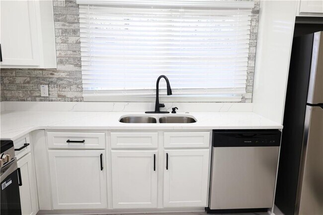 Building Photo - 1876 Sandtown Rd SW