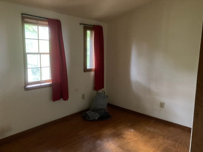 bedroom 1 - 341 Glendale Ave NE
