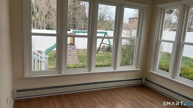 Foto del edificio - 45 Sound Beach Ave Ext