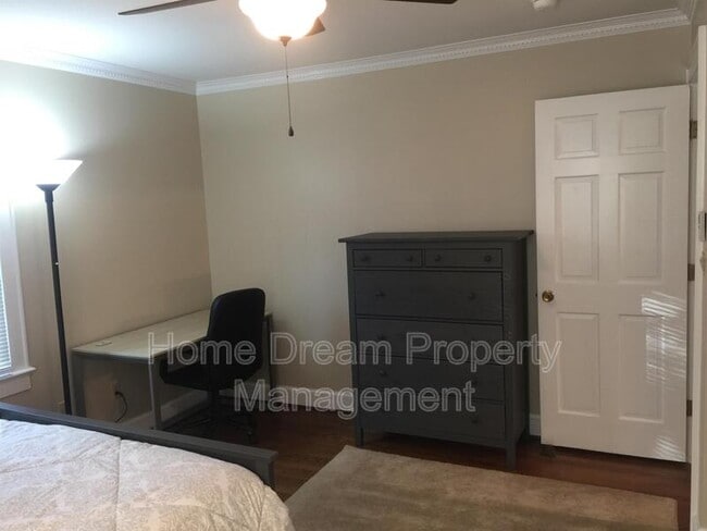 Building Photo - 842 Spring Valley Dr