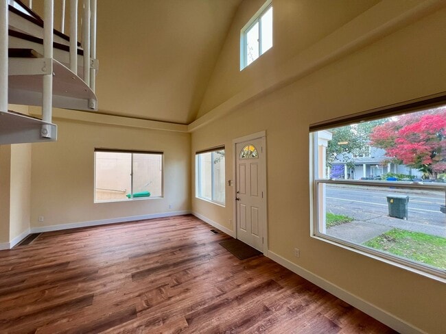 Building Photo - Fully Remodeled 1 BD + Loft